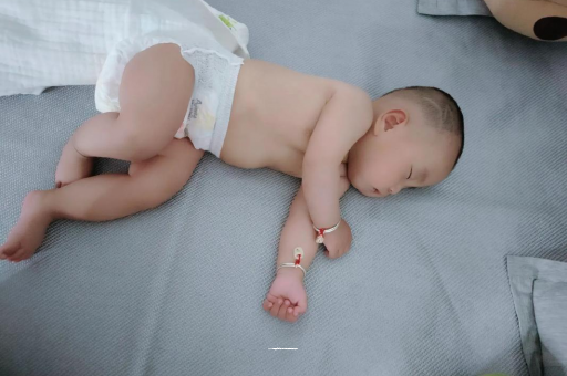 钟祥三个月宝宝抬头不稳